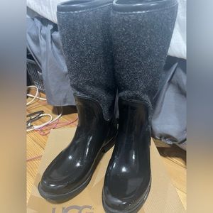 UGG rain/snow boots….perfect with “boot socks”, Worn only 2x…perfect condition!